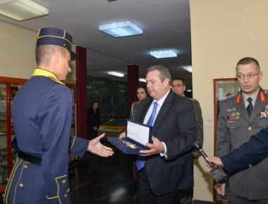 Μεγάλη συγκίνηση για τον Π.Καμμένο με τον πρωτοετή Εύελπι - γιο του ήρωα της Αεροπορίας Στρατού (φωτό)